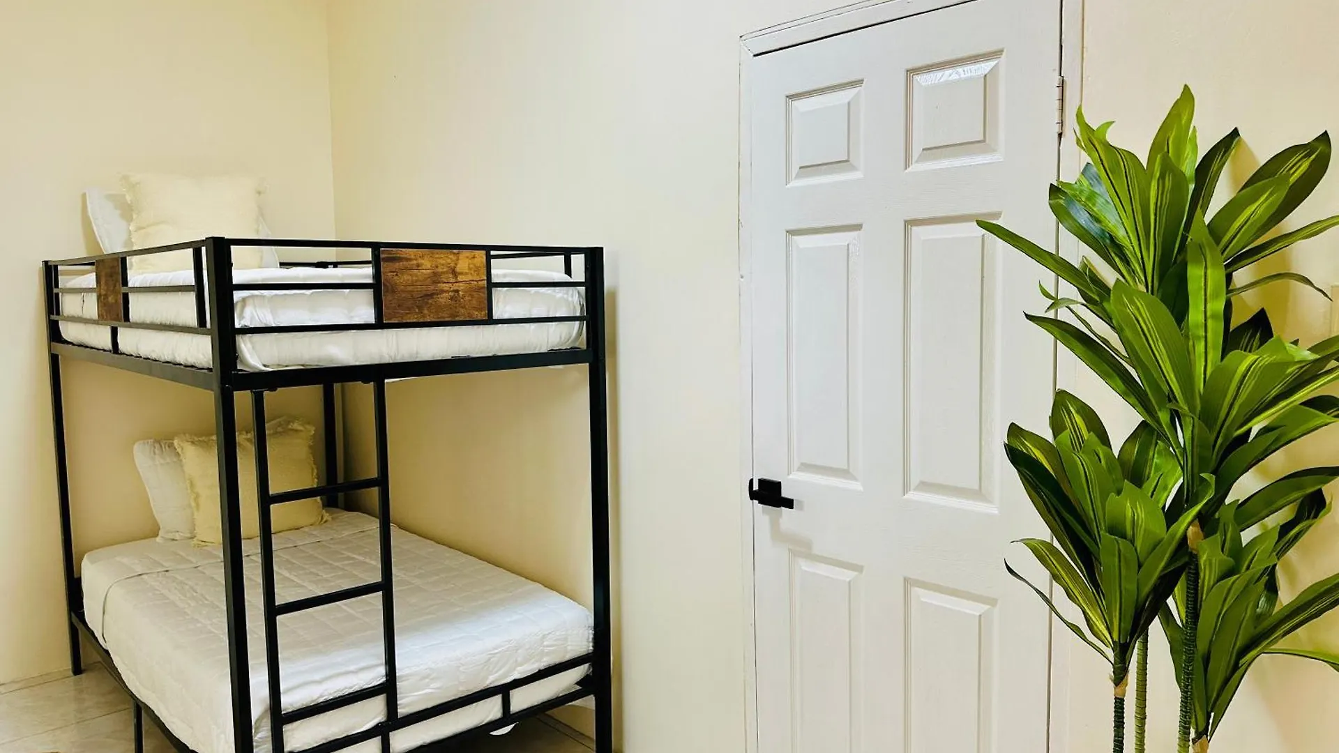 Island Paradise Too-Secure-Gated-Transportation Available Montego Bay Apartamento